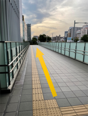 �i�񂾐�ɂ���K�i�Œn��P�K�ɍ~���B�i1�K�ɂ̓��[�^���[������܂��B�j