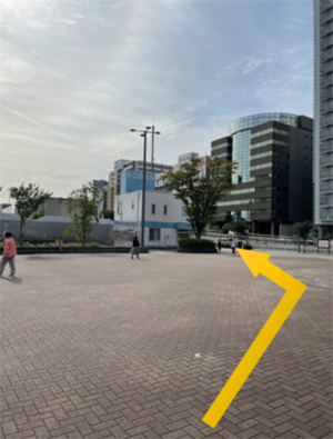 �K�i���~���ƉE���Ɍ�Ԃ�����܂��B��Ԃ̉���ʂ铹�ɐi�ށB