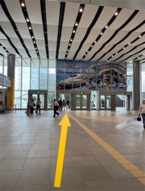 �k���i2F�j����w�O�ɏo��B�o�������̃G�X�J���[�^�[���オ���āA�^�������i�݂܂��B